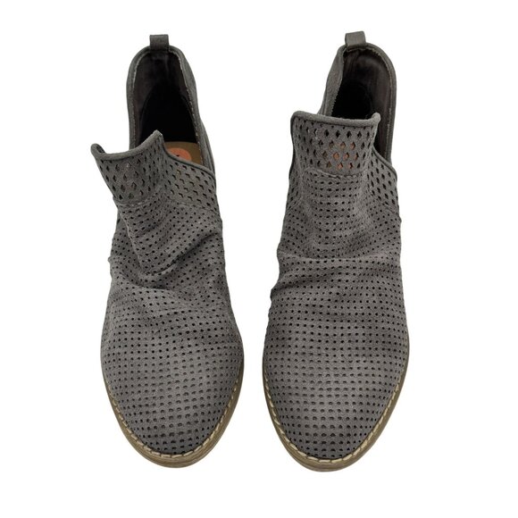 NWOT Report Womens Dakota V Slit Ankle Booties Size 7 Gray Perforated Suede Chic - Picture 1 of 10